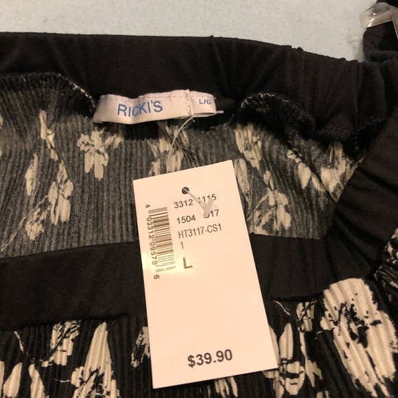 Ricki’s black & white floral off-shoulder top NWT - Picture 4 of 5